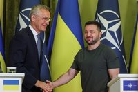 Šéf NATO nečekaně v Kyjevě: Odsoudil „imperiální bludy“ Moskvy, podpořil vstup Ukrajiny do aliance