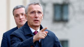 Stoltenberg zůstává v čele NATO, rozhodli velvyslanci. Funkční období mu prodlouží o rok