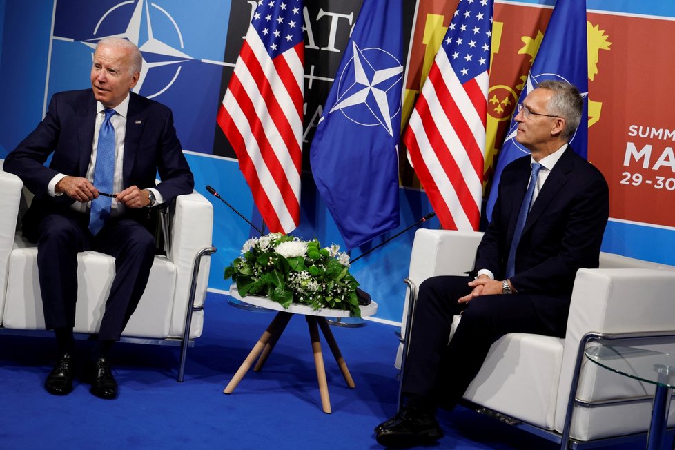 Americký prezident Joe Biden a generální tajemník NATO Jens Stoltenberg na summitu Severoatlantické aliance (29.6.2022)