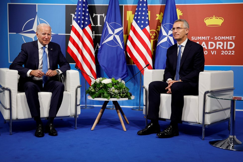 Americký prezident Joe Biden a generální tajemník NATO Jens Stoltenberg na summitu Severoatlantické aliance (29. 6. 2022)