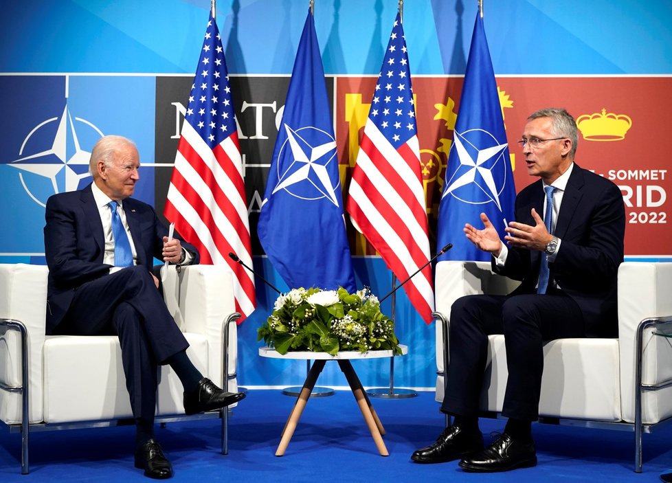 Americký prezident Joe Biden a generální tajemník NATO Jens Stoltenberg na summitu Severoatlantické aliance (29. 6. 2022)