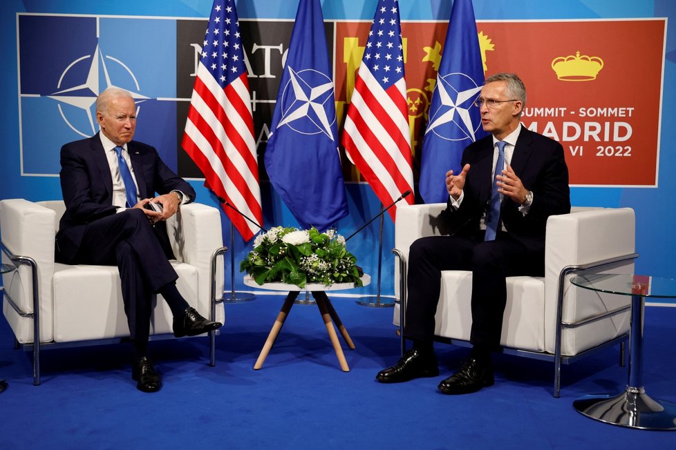 Americký prezident Joe Biden a generální tajemník NATO Jens Stoltenberg na summitu Severoatlantické aliance