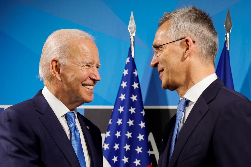 Americký prezident Joe Biden a generální tajemník NATO Jens Stoltenberg na summitu Severoatlantické aliance (29.6.2022)
