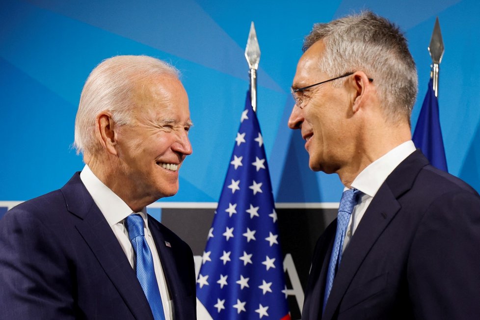 Americký prezident Joe Biden a generální tajemník NATO Jens Stoltenberg na summitu Severoatlantické aliance (29. 6. 2022)