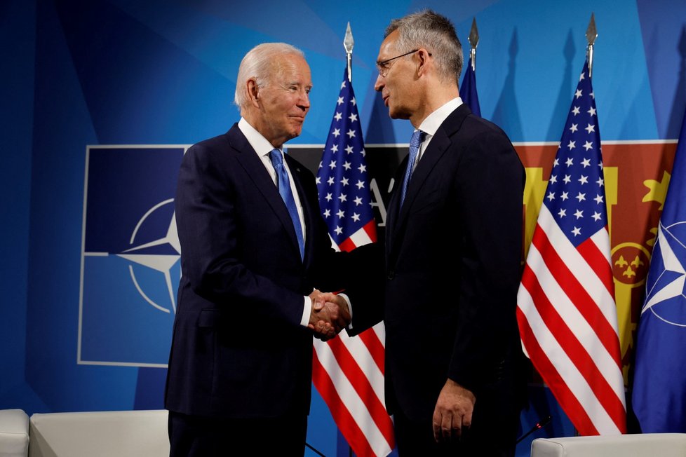 Americký prezident Joe Biden a generální tajemník NATO Jens Stoltenberg na summitu Severoatlantické aliance (29. 6. 2022)