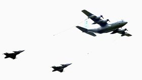 dvě stíhačky gripen čerpají za letu palivo z létajícího tankeru C-130 Hercules