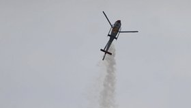 Akrobatické vystoupení skupiny Patrolla ASPA ze Španělska na vrtulnících EC 120 Colibri