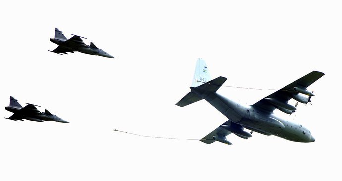 dvě stíhačky gripen čerpají za letu palivo z létajícího tankeru C-130 Hercules