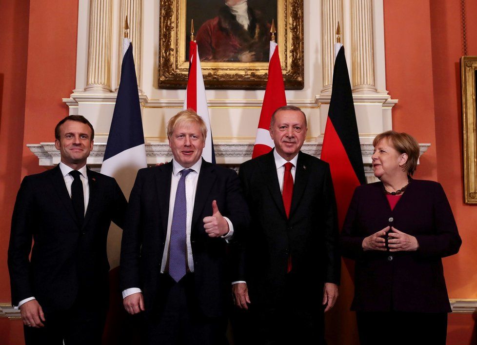 Summit NATO: Zleva Emmanuel Macron, Boris Johnson, Recep Tayyip Erdogan a Angela Merkelová (3. 12. 2019)