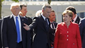 Angela Merkelová, Donald Trump a Jens Stoltenberg v Bruselu