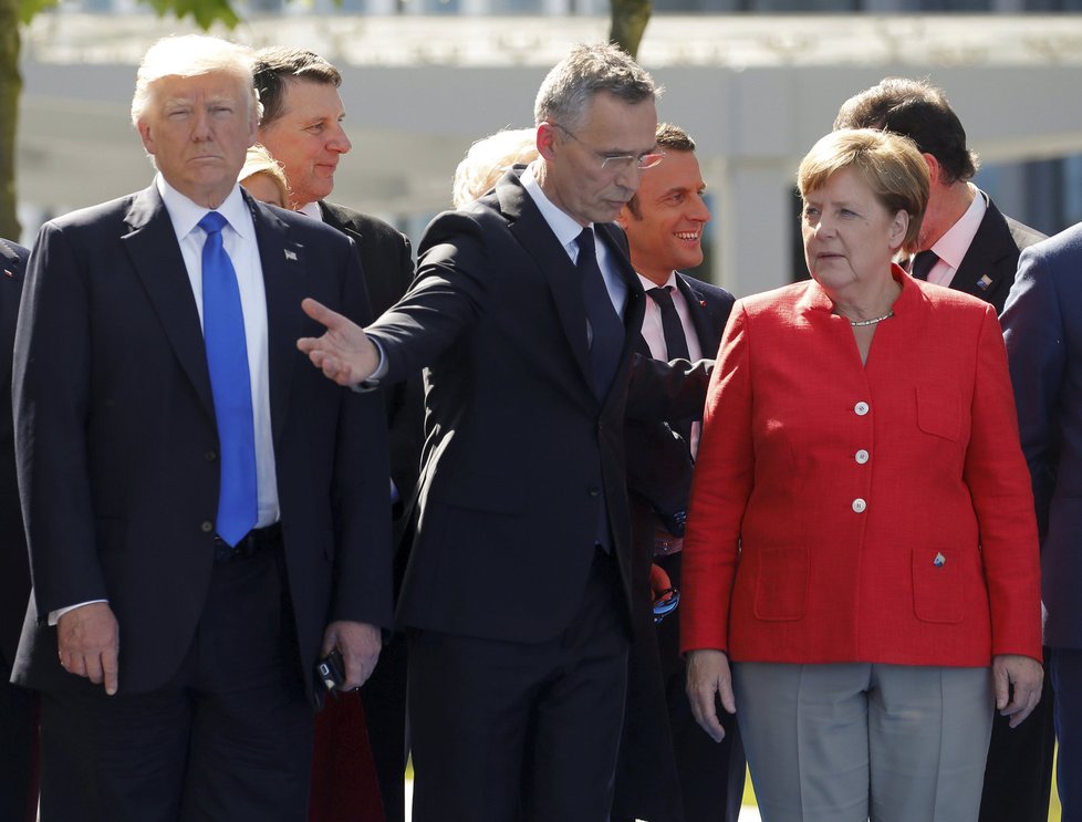 Angela Merkelová, Donald Trump a Jens Stoltenberg v Bruselu