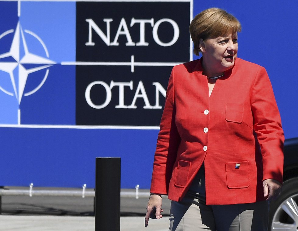 Německá kancléřka Angela Merkelová přijíždí na summit NATO.