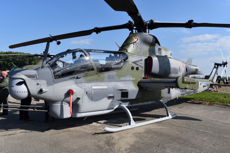 Dny NATO - AH-1Z Viper sdílí až 84 % svých součástek (včetně avioniky) s užitkovým vrtulníkem UH-1Y Venom. (17. 9. 2023)