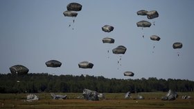 Největší vojenské cvičení od pádu komunismu: Zahájilo NATO v Polsku přípravu na válku?