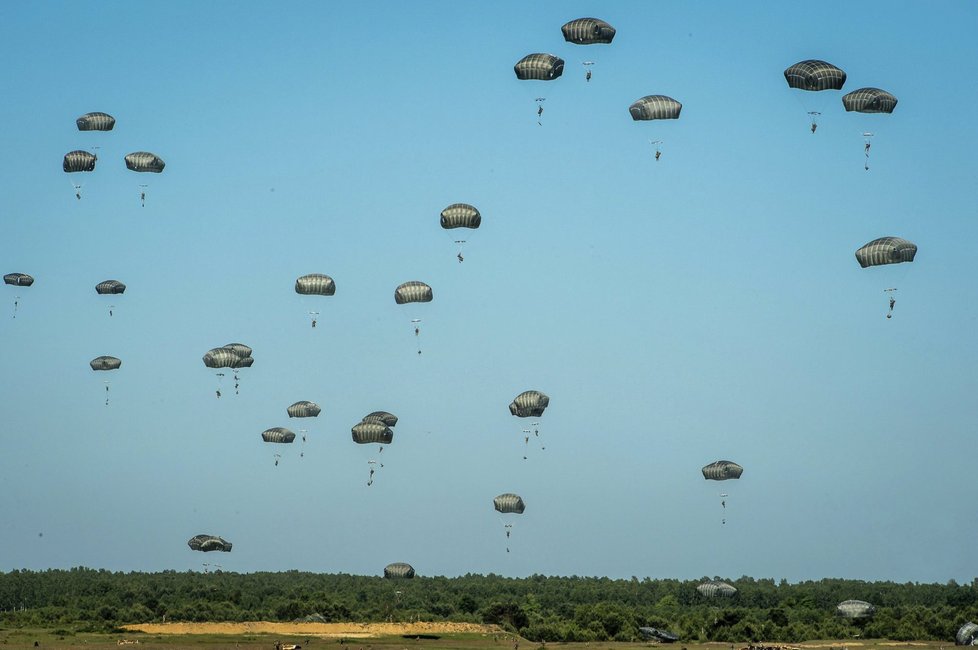 Největší vojenské cvičení od pádu komunismu: Zahájilo NATO v Polsku přípravu na válku?