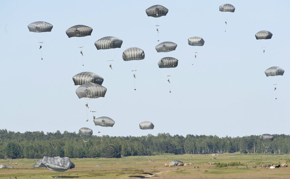 Největší vojenské cvičení od pádu komunismu: Zahájilo NATO v Polsku přípravu na válku?