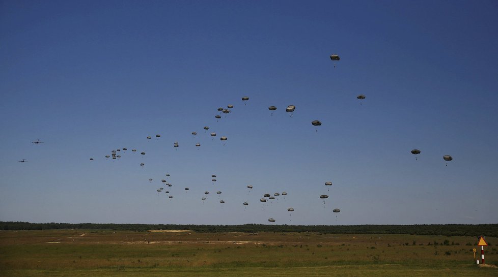 Největší vojenské cvičení od pádu komunismu: Zahájilo NATO v Polsku přípravu na válku?