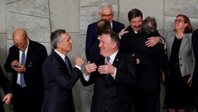 Americký ministr zahraničí Mike Pompeo (vpravo) se šéfem NATO Jensem Stoltenbergem (4. 12. 2018)