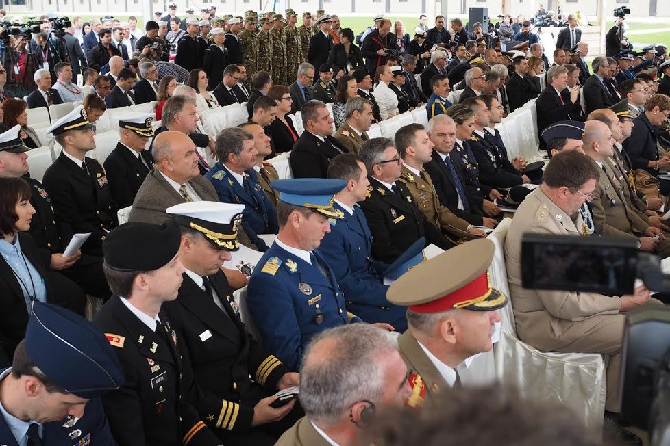 První část štítu na základně v Deveselu uvedli Američané do provozu za účasti generálního tajemníka NATO Jense Stoltenberga, náměstků ministrů zahraničí a obrany USA a rumunských představitelů.