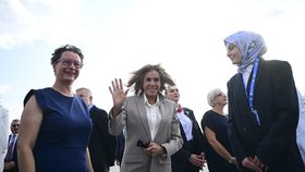 První dáma Francie Brigitte Macronová po příletu do Ankary (7.7.2026)
