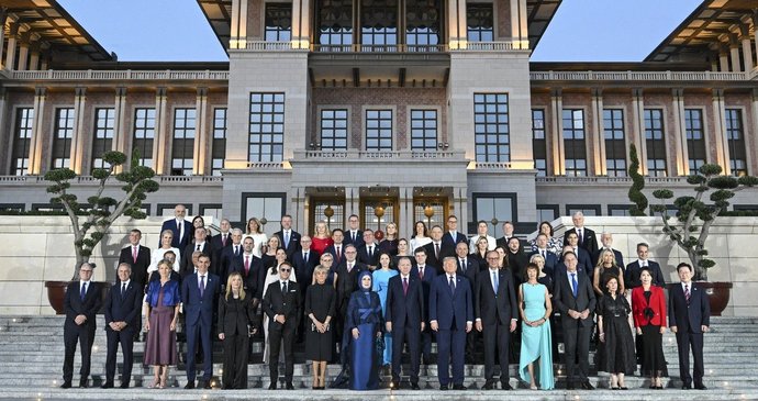 Společná fotografie lídrů před neformální večeří v Ankaře. Prezident Petr Pavel a premiér Andrej Babiš stojí každé na jiné straně.