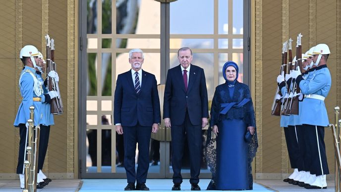 Turecký prezident Recep Tayyip Erdogan a jeho manželka Emine vítají českého prezidenta Petra Pavla na neformální večeři. Turecký prezident Recep Tayyip Erdogan a jeho manželka Emine vítají českého prezidenta Petra Pavla na neformální večeři.
