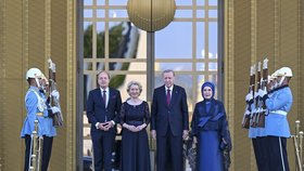 Turecký prezident Recep Tayyip Erdogan a jeho manželka Emine vítají předsedkyni Evropské komise Ursulu von der Leyenovou na neformální večeři.