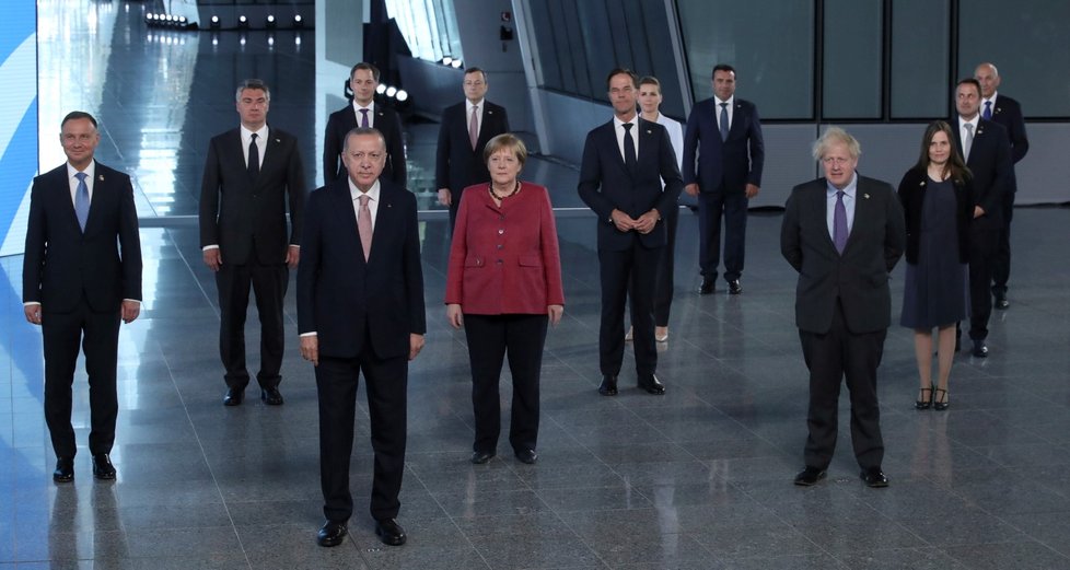 Společné focení světových lídrů na summitu NATO v Bruselu (14. 6. 2021)
