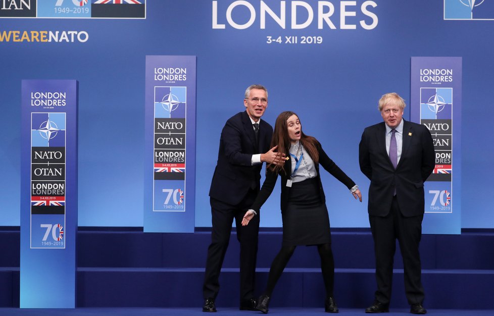 Závěrečný den summitu NATO, na snímku generální tajemník NATO Jens Stoltenberg, britský premiér Boris Johnson a islandská premiérka Katrin Jakobsdottir, (4.2.2019)