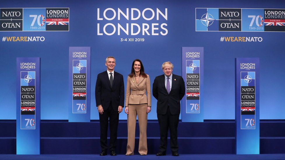Závěrečný den summitu NATO, na snímku generální tajemník NATO Jens Stoltenberg, britský premiér Boris Johnson a belgická premiérka Sophie Wilmesová, (4.12.2019)