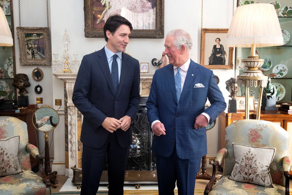 Na summit NATO do Londýna dorazil i kanadský premiér Justin Trudeau. Snímek ze schůzky s princem Charlesem, (3.12.2019).