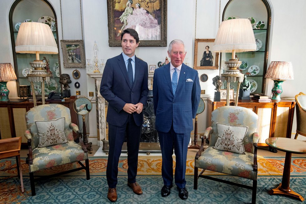 Na summit NATO do Londýna dorazil i kanadský premiér Justin Trudeau. Snímek ze schůzky s princem Charlesem, (3.12.2019).