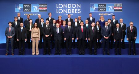 Společná fotka lídrů NATO z druhého dne summitu aliance, (4.12.2019). Zeman se opíral o hůlku a Čaputová je konečně vidět.