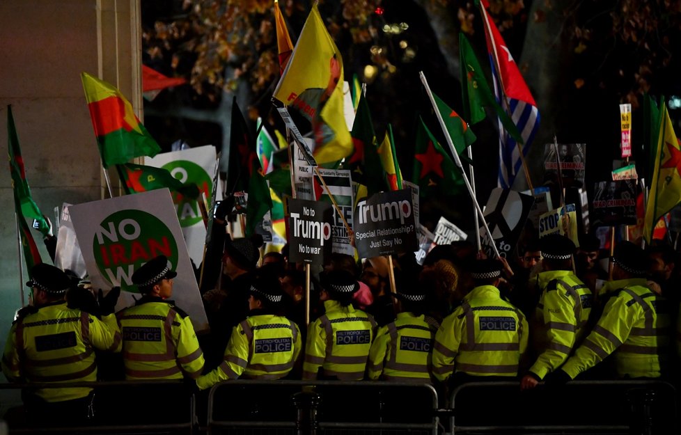 Summit NATO, protesty a policejní hlídky v Londýně (3. 12. 2019)