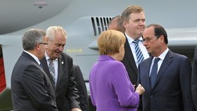 Summit NATO ve Walesu: Miloš Zeman v pozadí, německá kancléřka Angela Merkel v popředí