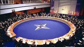 Pražský summit NATO r. 2002 rozhodl o přistoupení dalších sedmi postkomunistických států.