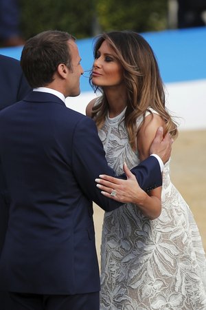 Melania Trumpová s francouzským prezidentem Emmanuelem Macronem.