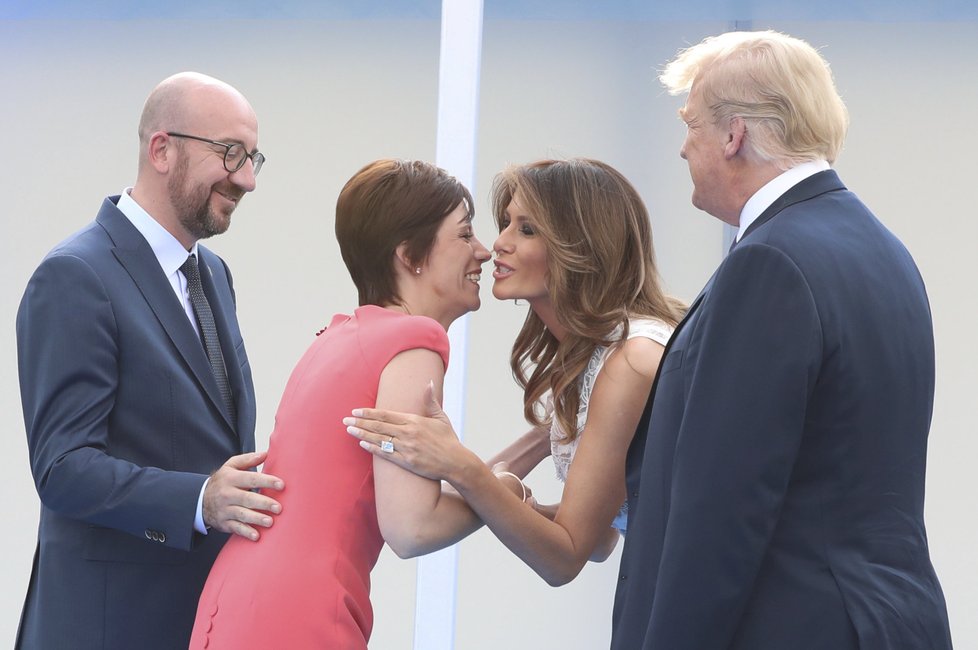 Belgický premiér Michel s partnerkou  Amelií Derbaudrenghienovou a americký prezident Trump s manželkou Melanií.