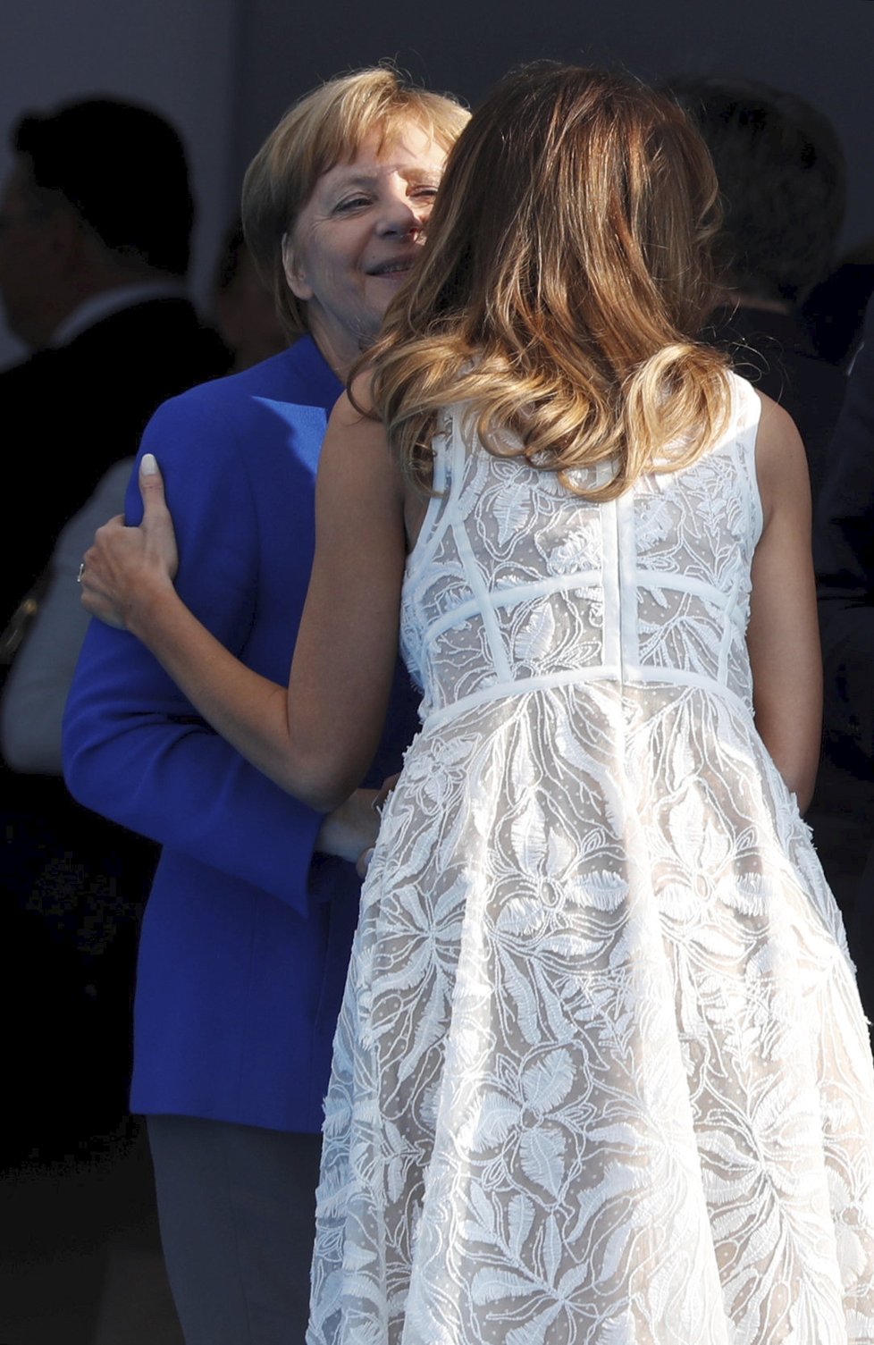 První dáma USA Melania Trumpová se vřele vítala s německou kancléřkou Angelou Merkelou.
