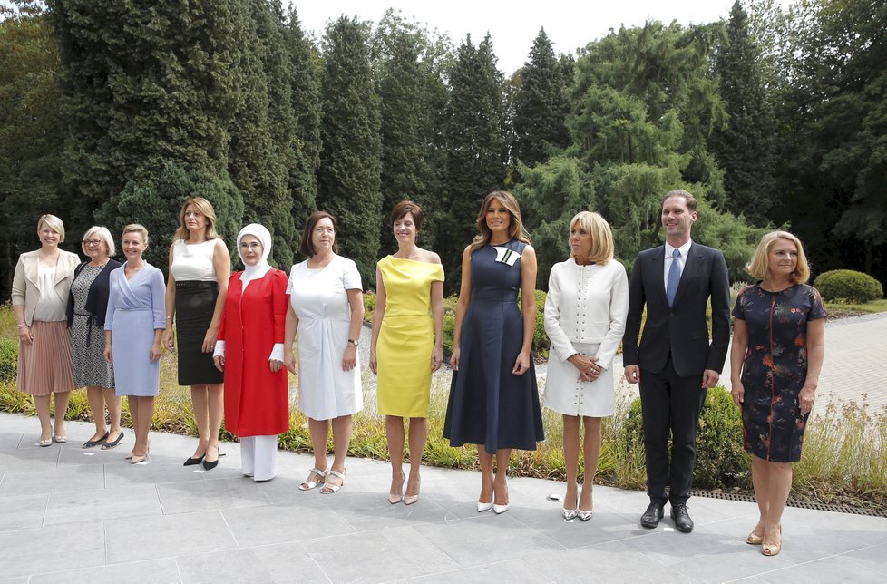 První dáma USA Melania Trumpová a první dáma Francie Brigitte Macronová, manželka švédského premiéra Ulla Lofvenová, partnerka belgického premiéra Amelie Derbaudrenghienová, partnerka slovinského premiéra Mojca Stropniková, první dáma Bulharska Desislava Radevová, první dáma Turecka Emine Erdoganová, manželka generálního tajemníka NATO Ingrid Schulerudová, manželka předsedy Evropské rady Malgorzata Tusková a manžel lucemburského premiéra Gauthier Destenay.