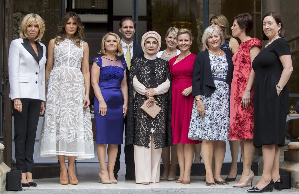 První dáma USA Melania Trumpová a první dáma Francie Brigitte Macronová, manželka švédského premiéra Ulla Lofvenová, partnerka belgického premiéra Amelie Derbaudrenghienová, partnerka slovinského premiéra Mojca Stropniková, první dáma Bulharska Desislava Radevová, první dáma Turecka Emine Erdoganová, manželka generálního tajemníka NATO Ingrid Schulerudová, manželka předsedy Evropské rady Malgorzata Tusková a manžel lucemburského premiéra Gauthier Destenay.