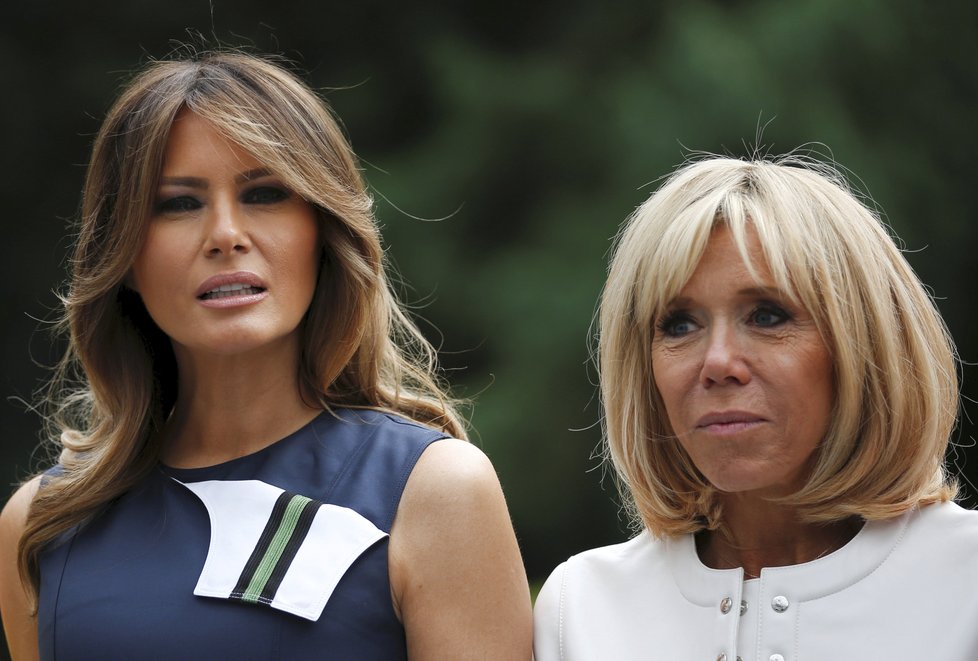 První dáma USA Melania Trumpová se na summitu bavila hlavně s Brigitte Macronovou, manželkou francouzského prezidenta.