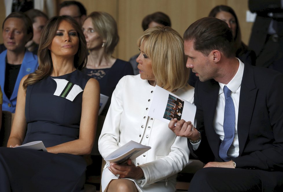 První dáma USA Melania Trumpová se na summitu bavila hlavně s Brigitte Macronovou, manželkou francouzského prezidenta. Špital si s nimi i manžel lucemburského premiéra Gauthier Destenay.