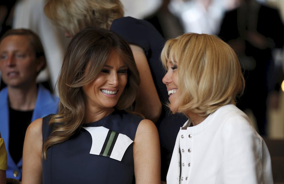 První dáma USA Melania Trumpová se na summitu bavila hlavně s Brigitte Macronovou, manželkou francouzského prezidenta.