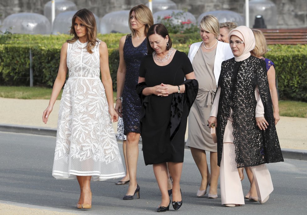 První dáma USA Melania Trumpová, První dáma Turecka Emine Erdoganová, manželka estonského premiéra Karin Ratasová, první dáma Bulharska Desislava Radevová a manželka generálního tajemníka NATO Ingrid Schulerudová.