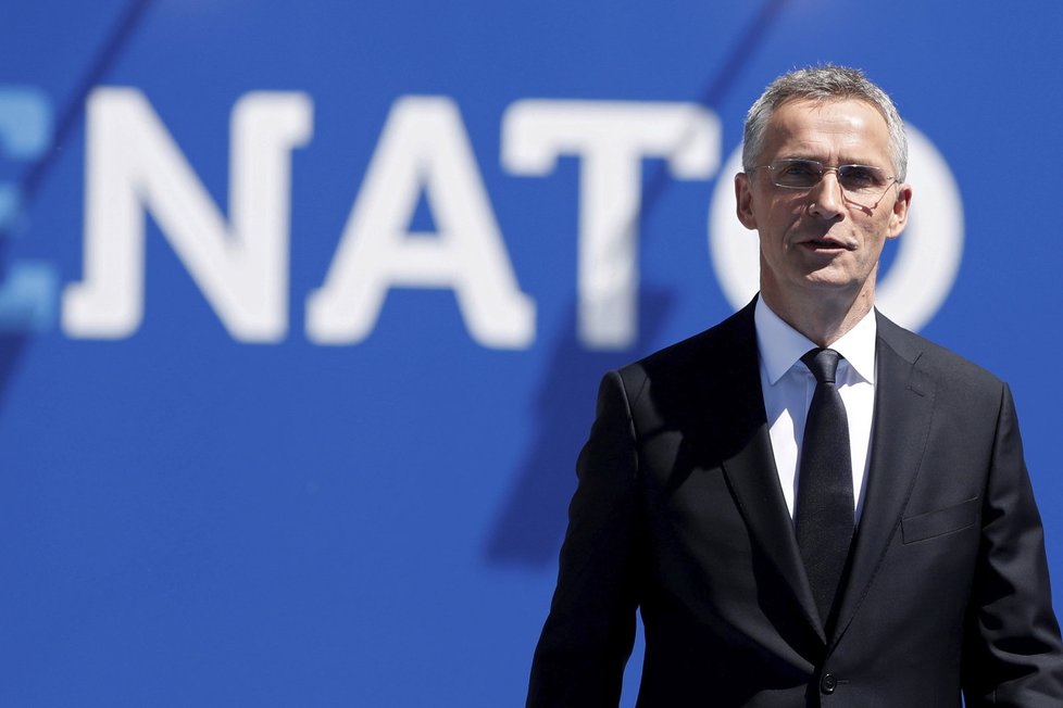 Generální tajemník Stoltenberg: Země NATO musí v době napětí investovat do obrany.