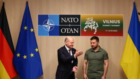 Ukrajinský prezident Zelenskyj na summitu NATO ve Vilniusu. Na snímku s německým kancléřem Scholzem.