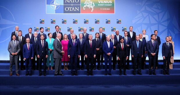 „Budoucnost Ukrajiny je v NATO!“ Summit zkrátil cestu země do aliance, přímou pozvánku nedostala