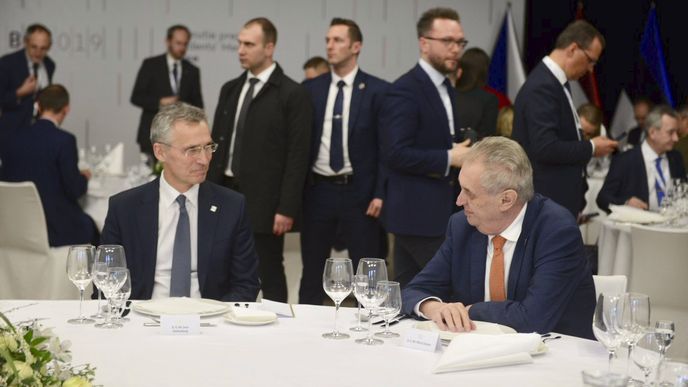 Zeman diskutuje s generálním tajemníkem NATO Jensem Stoltenbergem na schůzce B9 v Košicích