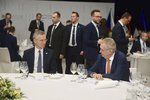 Zeman diskutuje s generálním tajemníkem NATO Jensem Stoltenbergem na schůzce B9 v Košicích